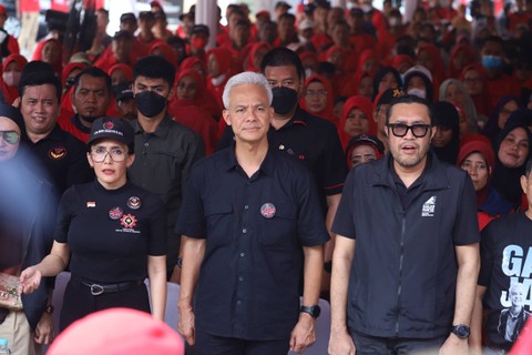 Calon Presiden (Capres) nomor urut tiga Ganjar Pranowo menghadiri acara pertemuan dengan buruh tani dan nelayan di Taman Marakas, Pondok Ungu Permai, Kabupaten Bekasi, Kamis (14/12/2023). Foto: Iqbal Firdaus/kumparan