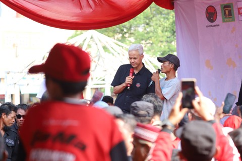 Calon Presiden (Capres) nomor urut tiga Ganjar Pranowo menghadiri acara pertemuan dengan buruh tani dan nelayan di Taman Marakas, Pondok Ungu Permai, Kabupaten Bekasi, Kamis (14/12/2023). Foto: Iqbal Firdaus/kumparan
