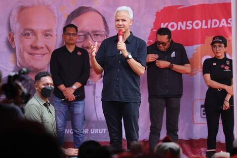 Calon Presiden (Capres) nomor urut tiga Ganjar Pranowo menghadiri acara pertemuan dengan buruh tani dan nelayan di Taman Marakas, Pondok Ungu Permai, Kabupaten Bekasi, Kamis (14/12/2023). Foto: Iqbal Firdaus/kumparan