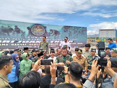 KSAD Jenderal Maruli Simanjuntak pimpin Gerakan Bersih Pantai di pesisir pantai Sulawesi Selatan, Kamis (14/12/2023). Foto: kumparan