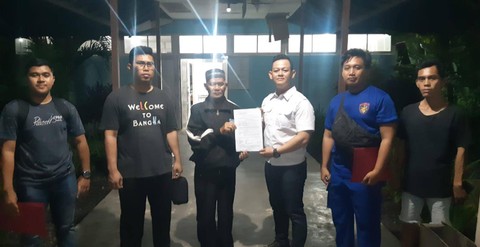 Polisi menyerahkan dokumen kepada pihak keluarga. Foto: Dok. Polres Mempawah