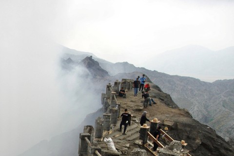 Sejumlah wisatawan mengunjungi bibir kawah Gunung Bromo di Kawasan Taman Nasional Bromo Tengger Semeru (TNBTS), Probolinggo, Jawa Timur, Kamis (14/12/2023). Foto: Irfan Sumanjaya/ANTARA FOTO