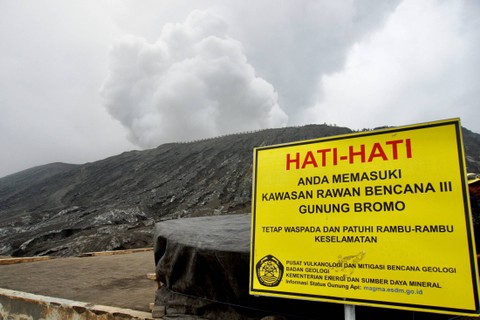 Asap vulkanik keluar dari kawah Gunung Bromo di Kawasan Taman Nasional Bromo Tengger Semeru (TNBTS), Probolinggo, Jawa Timur, Kamis (14/12/2023). Foto: Irfan Sumanjaya/ANTARA FOTO