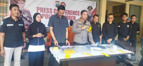 Kapolres Jember AKBP Mohammad Nurhidayat saat menunjukkan alat bukti pembunuhan terhadap korban. Foto: Dok. Istimewa