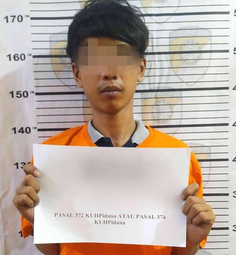 Seorang kurir jasa pengiriman di Lampung, ditangkap polisi lantaran gelapkan uang setoran paket Cash On Delivery (COD). #publisherstory #lampunggeh