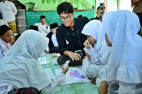 Putra Capres Ganjar Pranowo, Muhammad Zinedine Alam Ganjar, mendatangi Lembaga Kesejehtaraan Sosial Anak (LKSA) Al Ikhlas Kayuringin, Jalan Telaga Bodas, Kayuringin Jaya, Bekasi, Jawa Barat, Kamis (14/12/2023). Foto: Dok. Istimewa