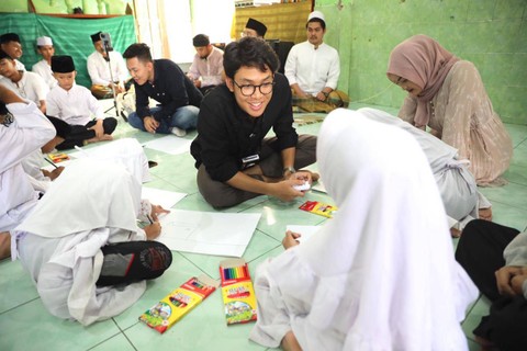 Putra Capres Ganjar Pranowo, Muhammad Zinedine Alam Ganjar, mendatangi Lembaga Kesejehtaraan Sosial Anak (LKSA) Al Ikhlas Kayuringin, Jalan Telaga Bodas, Kayuringin Jaya, Bekasi, Jawa Barat, Kamis (14/12/2023). Foto: Dok. Istimewa