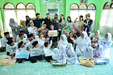 Putra Capres Ganjar Pranowo, Muhammad Zinedine Alam Ganjar, mendatangi Lembaga Kesejehtaraan Sosial Anak (LKSA) Al Ikhlas Kayuringin, Jalan Telaga Bodas, Kayuringin Jaya, Bekasi, Jawa Barat, Kamis (14/12/2023). Foto: Dok. Istimewa