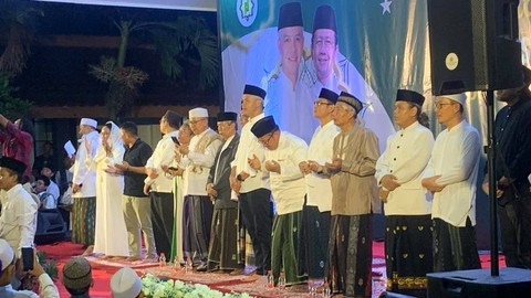 Capres nomor urut 3, Ganjar Pranowo, berserta keluarga silaturahmi dengan Gus Atok dan para kiai di Pondok Pesantren Nurul Huda Bekasi, Jawa Barat, Kamis (14/12/2023). Foto: Paulina Herasmaranindar/kumparan
