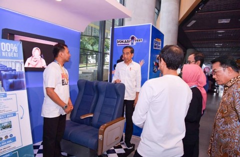Presiden Jokowi menghadiri peluncuran kursi kereta api ciptaan siswa SMK di Salatiga Foto: Kemendikbudristek