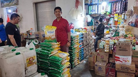 Pimpinan Wilayah (Pimwil)  dan Gorontalo (SulutGo), Abdul Muis Ali, saat memastikan beras SPHP tersalur dengan baik kepada para pedagang di Pasar Bersehati Manado.