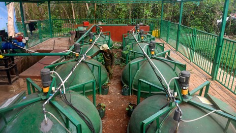 Petugas mengecek tabung biodigester yang memfermentasi hasil  limbah organik menjadi biogas di lokasi pengolahan limbah organik Taman Margasatwa Ragunan, Jakarta. Foto: ANTARA FOTO/Indrianto Eko Suwarso