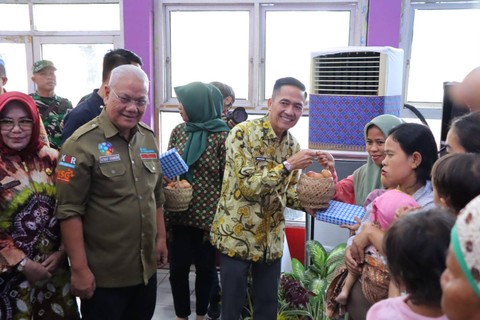 PJ Wali Kota  Palembang, Ratu Dewa, bersama Dirut Bank Sumsel Babel, menyerahkan bantuan susu dan telur untuk balita penderita stunting. (ist)