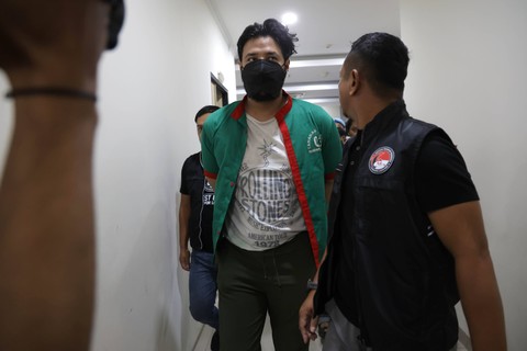 Artis Ammar Zoni saat konfrensi pers terkait penyalahgunaan narkotika di Kapolres Jakarta Barat, Jakarta, Jumat, (15/12/2023). Foto: Agus Apriyanto