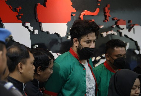 Artis Ammar Zoni saat konfrensi pers terkait penyalahgunaan narkotika di Kapolres Jakarta Barat, Jakarta, Jumat, (15/12/2023). Foto: Agus Apriyanto