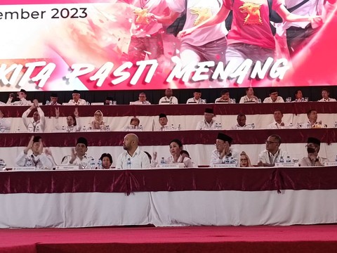 Mantan Istri Prabowo Subianto, Titiek Soeharto dan Putra Prabowo Subianto, Didit Prabowo menghadiri Rakornas Partai Gerindra di JIExpo, Kemayoran, Jakarta Pusat, Jumat (15/12/2023). Foto: Zamachsyari/kumparan