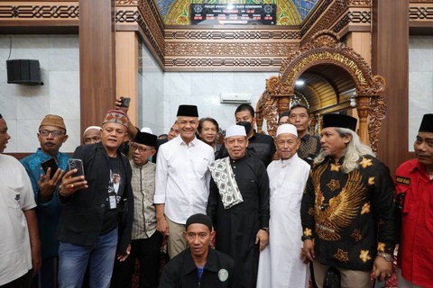 Capres nomor urut 03 Ganjar Pranowo berziarah ke makam Syekh Quro di komplek Masjid Agung Karawang, Jumat (15/12/2023). Foto: Dok. Istimewa