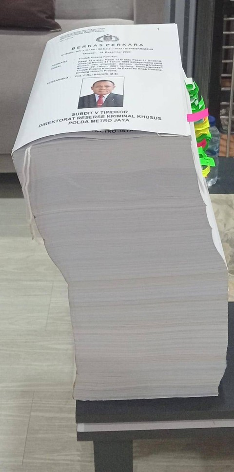 Penampakan dokumen berkas perkara pemerasan SYL dengan tersangka Firli Bahuri yang diserahkan ke Jaksa Penuntut Umum. Foto: Dok. Istimewa