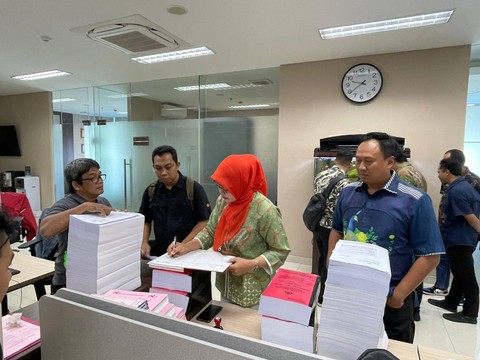 Penampakan dokumen berkas perkara pemerasan SYL dengan tersangka Firli Bahuri yang diserahkan ke Jaksa Penuntut Umum. Foto: Dok. Istimewa