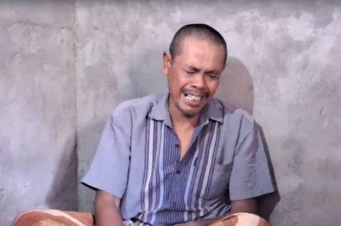 Muhyani, penjaga kambing yang tewaskan maling bergolok di Serang menangis minta tolong Jokowi untuk dibebaskan. Dok kumparan.