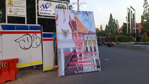 Sebuah poster Presiden Joko Widodo bertuliskan "Penyerahan Nominasi Alumnus UGM Paling Membanggakan" (Presiden Pertama dari UGM) terpasang di sekitar Bundaran UGM, Jumat (15/12) sore. Foto: Arfiansyah Panji Purnandaru/kumparan