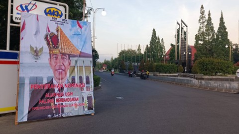 Sebuah poster Presiden Joko Widodo bertuliskan "Penyerahan Nominasi Alumnus UGM Paling Membanggakan" (Presiden Pertama dari UGM) terpasang di sekitar Bundaran UGM, Jumat (15/12) sore. Foto: Arfiansyah Panji Purnandaru/kumparan