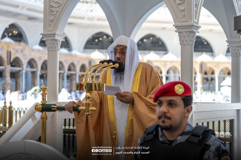 Syeikh Osama Khayyat bertindak sebagai khatib dan imam salat Jumat di Masjidil Haran, Makkah, pada Jumat (15/12/2023). Foto: gph.gov.sa