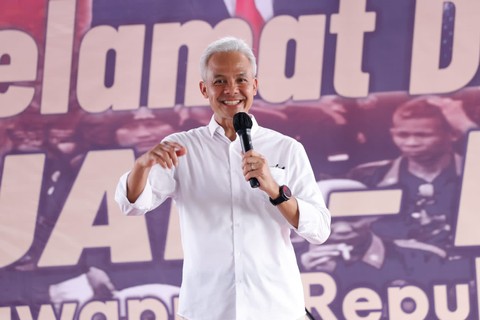 Capres nomor urut 3 Ganjar Pranowo dalam silaturahmi Caleg dan Partai pengusung di Perum Graha Puspa Karangpawitan, Karawang, Jawa Barat, Jumat (15/12/2023). Foto: Dok. Istimewa