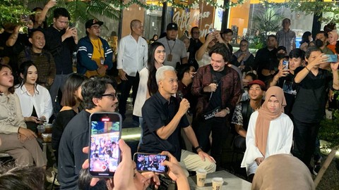 Capres nomor urut 03 Ganjar Pranowo berdiskusi santai dengan generasi milenial di Bekasi, Jawa Barat, Jumat (15/12/2023). Foto: Paulina Herasmaranindar/kumparan