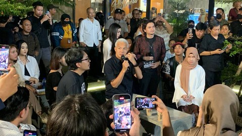 Capres nomor urut 03 Ganjar Pranowo berdiskusi santai dengan generasi milenial di Bekasi, Jawa Barat, Jumat (15/12/2023). Foto: Paulina Herasmaranindar/kumparan