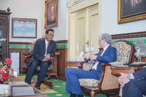 Gubernur DIY, Sri Sultan HB X (kiri) saat bertemu dengan Asisten Menteri Luar Negeri Swiss untuk Asia dan Pasifik, Amb. Heinrich Schellenberg (kanan) di Gedhong Wilis, Kompleks Kepatihan Yogya, Jumat (15/12). Foto: Pemda DIY