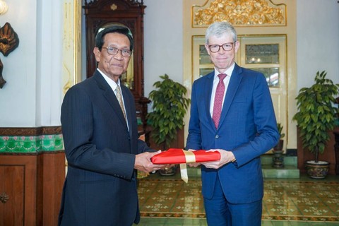 Gubernur DIY, Sri Sultan HB X (kiri) dan Asisten Menteri Luar Negeri Swiss untuk Asia dan Pasifik, Amb. Heinrich Schellenberg (kanan). Foto: Dok. Pemda DIY