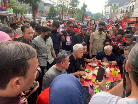 Capres nomor urut 03 Ganjar Pranowo sarapan bersama masyarakat Bekasi di Pasar Pasar Proyek Lama, Jawa Barat, Sabtu (16/12). Foto: Paulina Herasmaranindar/kumparan
