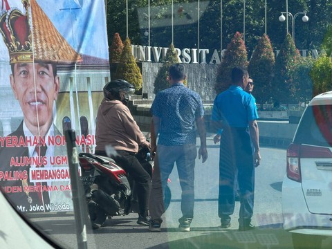 Tulisan memalukan di spanduk BEM UGM diganti membanggakan. Foto: Dok. Istimewa