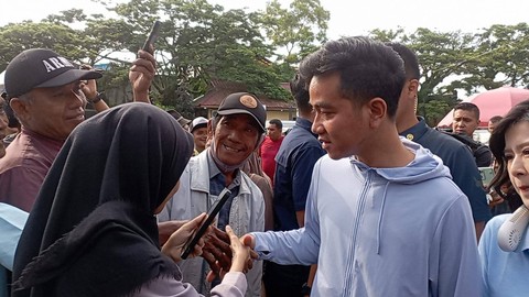 Cawapres Koalisi Indonesia Maju, Gibran Rakabuming Raka, blusukan ke Pasar Pandan Sari, Balikpapan, Kalimantan Timur, Sabtu (16/12). Foto: Fadlan Nuril Fahmi/kumparan