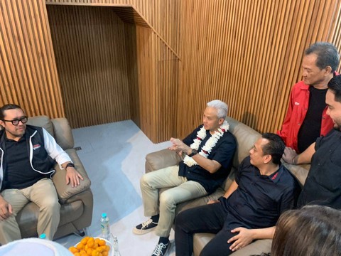 Capres nomor urut 03 Ganjar Pranowo resmikan rumah perjuangan Laskar Ganjar Pranowo (LGP) di Rumah Kemenangan LGP Kayuringin, Bekasi, Jawa Barat, Sabtu (16/12). Foto: Paulina Herasmaranindar/kumparan