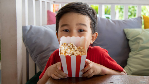 Ilustrasi persiapan anak balita nonton di bioskop. Foto: Aydar Sultanbek/Shutterstock