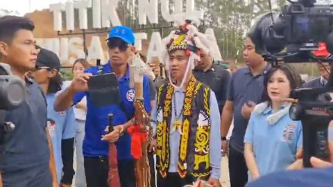 Cawapres Koalisi Indonesia Maju, Gibran Rakabuming Raka menggunakan pakaian adat dayak saat mengunjungi Titik Nol Nusantara, Kalimantan Timur, Sabtu (16/12/2023). Foto: Dok. Istimewa