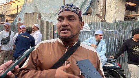 Wasekjen PA 212, Novel Bamukmin, di kawasan rumah duka Habib Rizieq Syihab di Petamburan, Jakarta Pusat,  Sabtu (16/12/2023). Foto: Haya Syahira/kumparan