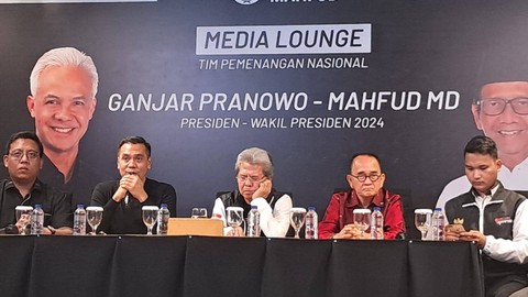 Konpers dihadiri Deputi Bidang Hukum Tim Pemenangan Nasional (TPN) Ganjar-Mahfud Todung Mulya Lubis, Jubir TPN Chico Hakim, hingga Ruhut Sitompul di Media Center TPN, Sabtu (16/12/2023). Foto: Annisa Thahira Madina/kumparan