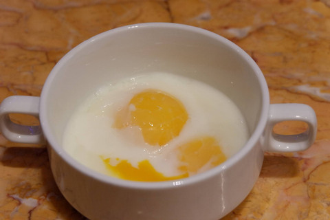 Ilustrasi telur setengah matang. Foto: Ummi Hassian/Shutterstock