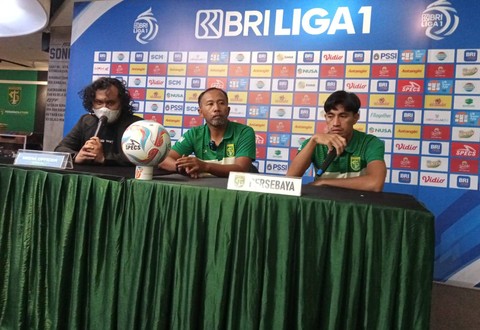 Uston Nawawi (tengah). Foto: Masruroh/Basra