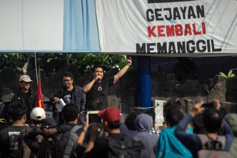 Mahasiswa yang tergabung dalam Aliansi Rakyat Bergerak berorasi saat mengikuti demonstrasi "Gejayan Kembali Memanggil" di pertigaan Jalan Gejayan, Sleman, D.I Yogyakarta, Sabtu (16/12/2023). Foto: Andreas Fitri Atmoko/ANTARA FOTO