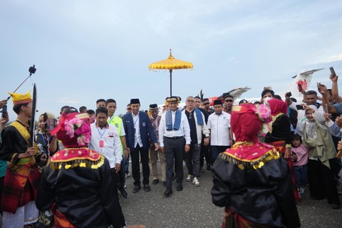Capres nomor urut 1 Anies Baswedan disambut Tari Manca saat mendarat di Bandara Morowali, Sabtu (16/12/2023). Foto: Dok. Istimewa