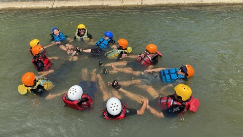 Anggota baru AJI Yogya mengikuti outbond dalam acara pelantikan. Foto: Dok. AJI Yogyakarta