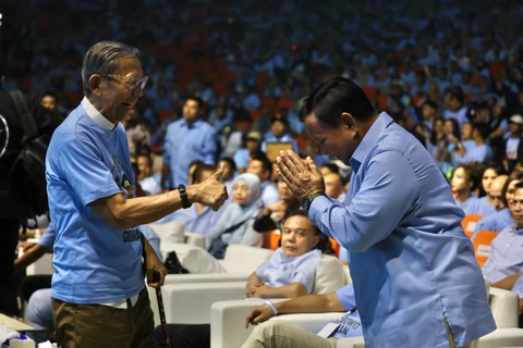 Capres nomor urut 2 Prabowo Subianto bertemu Ginandjar Kartasasmita dalam Konsolidasi Posko Pemilih Prabowo-Gibran (Kopi Pagi) di Sentul International Convention Center (SICC), Bogor, Sabtu (16/12). Foto: Dok. Istimewa