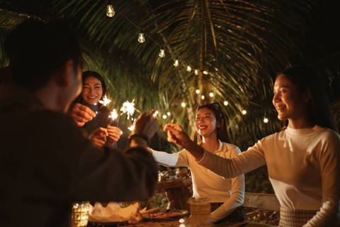 Ilustrasi merayakan pesta malam tahun baru di rumah bersama sahabat. Foto: Shutterstock