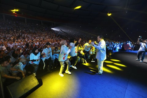 Capres nomor urut 2 bersama relawan joget gemoy dalam Konsolidasi Posko Pemilih Prabowo-Gibran (Kopi Pagi) di Sentul International Convention Center (SICC), Bogor, Sabtu (16/12). Foto: Dok. Istimewa