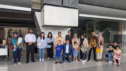 Kementerian Luar Negeri bekerja sama dengan Kantor Dagang dan Ekonomi Indonesia (KDEI) Taipei memfasilitasi pemulangan enam anak WNI yang terlantar di Taiwan (15/12/2023). Foto: Dok. Kemlu RI