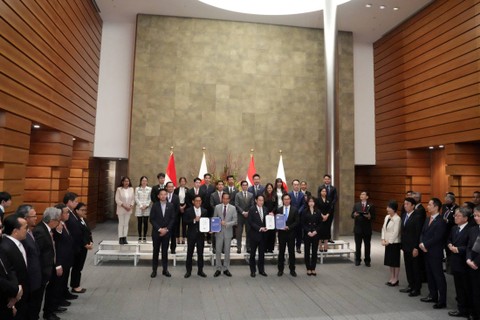 Presiden Indonesia Joko Widodo dan Perdana Menteri Jepang Fumio Kishida berkumpul dengan peserta KTT Pemimpin Bisnis Generasi Z ASEAN-Jepang di Tokyo, Jepang, Sabtu (16/12/2023). Foto: Eugene Hoshiko/Pool melalui REUTERS